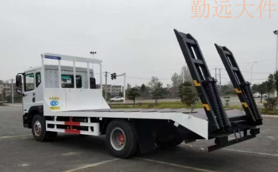 挖掘（jué）機運輸車