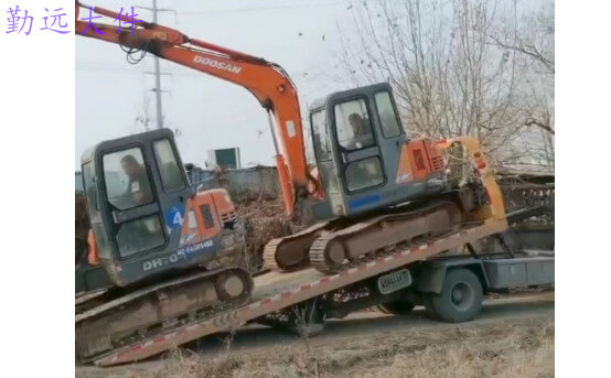 挖掘機運（yùn）輸車